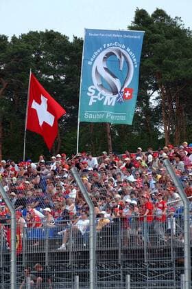 Der Schweizer Sauber-Petronas-Fanclub aus Malters am Hockenheimring Motorsport Grand Prix Herren Großer Preis von Deutschland 2003, Formel 1 Weltmeisterschaft, F1, F, GP, WM, Qualifying, Vdig Totale Hockenheimring Hockenheim