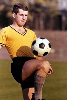 Lothar Emmerich (BVB) jongliert den Ball Fußball 1. BL Herren Saison 1965 1966, Borussia Dortmund, Vorstellung, Präsentation, Pressetermin, Training Einzelbild Dortmund