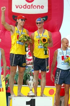 Die Sieger Morten Klein (li., FT Adler Kiel) und Christopher Sonnenbichler (Beachclub Dortmund, beide Deutschland) auf dem Treppchen Beachvolleyball Herren Vodafone Masters 2003, Beach, Siegerehrung, Gruppe St. Peter Ording Freude,