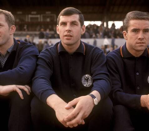 Lothar Emmerich (li.) und Bernd Patzke (beide BR Deutschland) in der Rolle des Zuschauers Fußball Länderspiel Herren DEUTSCHSPRACHIGE SPORTZEITSCHRIFTEN UND -ZEITUNGEN NUR NACH RÜCKSPRACHE, Länderspiel 1966 Einzelbild Aufnahmedatum geschätzt Ludwigshafen