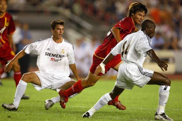 Li Yi (Mitte, Dragon Team) gegen Francisco Pavon (li.) und Claude Makelele (beide Real) Fußball Herren Saisonvorbereitung 2003 2004, Real Madrid, Test, Testspiel Gruppe Peking Dynamik,