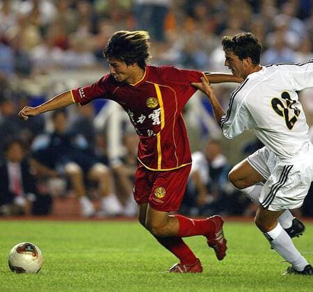 Li Yi (li., Dragon Team) gegen Francisco Pavon (Real) Fußball Herren Saisonvorbereitung 2003 2004, CF Real Madrid, Test, Testspiel Gruppe Peking Dynamik,