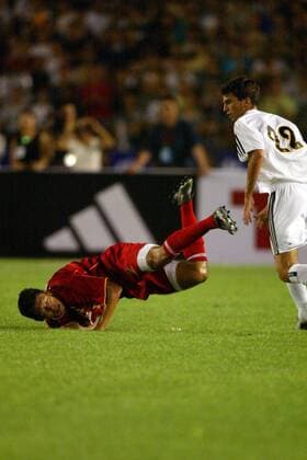 Chen Yang (li., Dragon Team) am Boden gegen Francisco Pavon (Real) Fußball Herren Saisonvorbereitung 2003 2004, Real Madrid, Test, Testspiel Gruppe Peking
