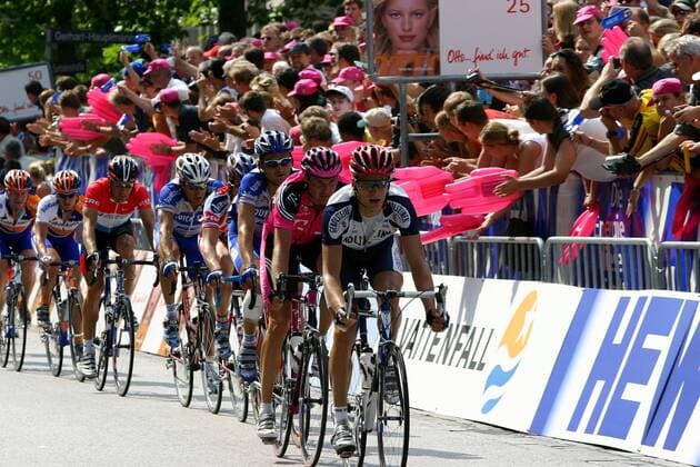 Das Feld passiert die jubelnde Menge in der Hamburger Innenstadt Radsport Herren HEW Cyclassics 2003, Straßenradsport, Straße, Rad, Totale Hamburg