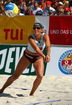 Ines Pianka (SSG Hamm Deutschland) - Ballannahme Beachvolleyball Damen Vodafone Masters 2003, Beach, Vdig Einzelbild St. Peter Ording