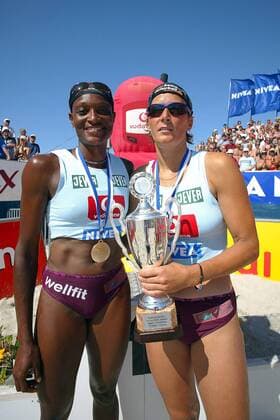 Tonya Williams (li.) und Ines Pianka (beide SSG Hamm) mit dem Siegerpokal Beachvolleyball Damen Vodafone Masters 2003, Beach, Vdig Gruppe St. Peter Ording