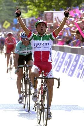 Paolo Bettini (Italien Quick Step Davitamon) gewinnt im Trikot des italienischen Meisters die HEW Cyclassics 2003 Radsport Herren HEW Cyclassics 2003, Straßenradsport, Straße, Rad, Saisonhighlight Einzelbild Hamburg Freude, Begeisterung,