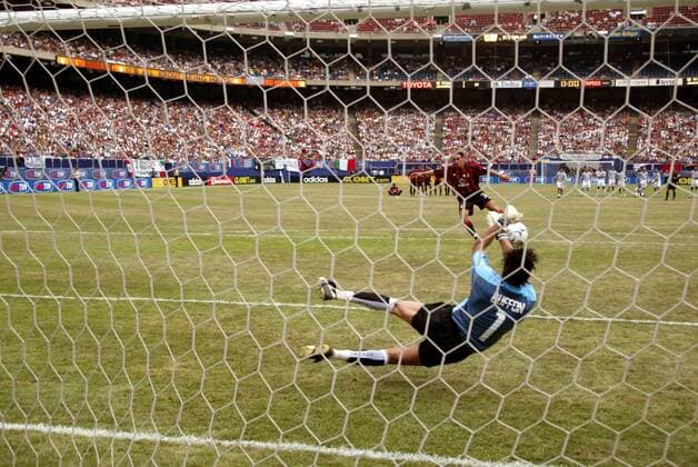 Torwart Gianluigi Buffon (vorn, Juve) pariert den entscheidenden Elfmeter von Cristian Brocchi (Milan) Fußball Herren Italienischer Supercup 2003 2004, Serie A, 1. Italienische Liga, Super-Cup, Vdig Totale Giants Stadium East Rutherford Abwehr, Dynamik,