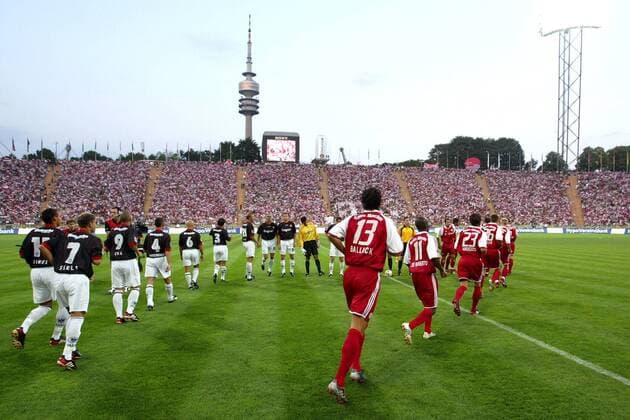 Einmarsch der Teams FC Bayern München (re.) und Eintracht Frankfurt ins gut besuchte Münchner Olympiastadion Fußball 1. BL Herren Saison 2003 2004, FC Bayern München - Eintracht Frankfurt 3:1 Totale München
