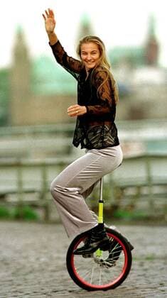 Torhüterin Christine Lindemann (Deutschland) vergnügt sich zum Ausgleich auf einem Einrad - auch mal mit schicker Kleidung Handball Damen Shooting 1999, Fotoshooting, Fototermin Einzelbild Aufnahmedatum geschätzt Randers Freude, Begeisterung,