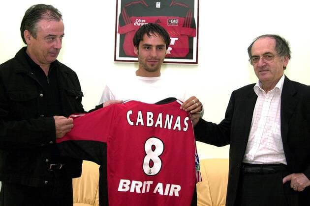Neuzugang Ricardo Cabanas (Mitte) präsentiert gemeinsam mit Trainer Bertrand Marchand (li.) und Präsident Noel Le Graet (alle Guingamp) sein neues Trikot Fußball Herren Ligue Une 2003 2004, 1. Französische Liga, EA Guingamp, Vorstellung, Präsentation Gruppe Guingamp  