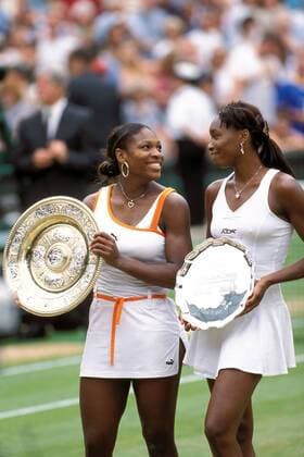Venus Williams (re.) blickt neidvoll auf ihre kleine Schwester Serena (beide USA) Tennis Damen All England Championships 2003, WTA-Tour, Grand Slam, Finale, Endspiel, Vdia Gruppe Wimbledon London