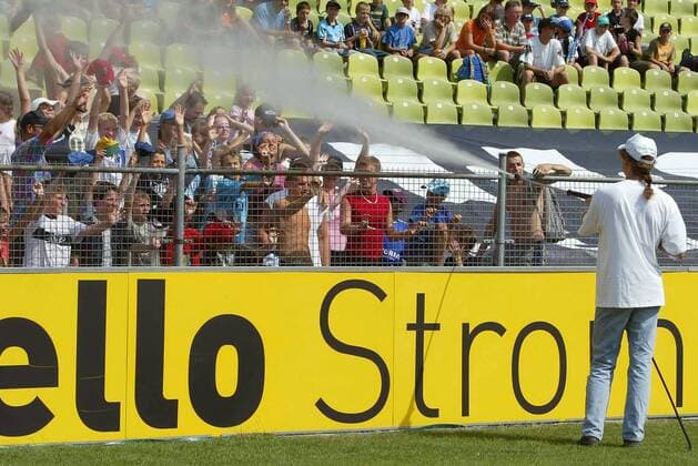 Für die schwitzenden Zuschauer gibt’s in der großen Hitze eine willkommene Abkühlung Fußball 1. BL Herren Saison 2003 2004, TSV 1860 München Totale München