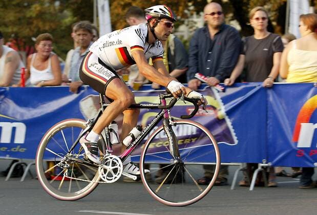 Erik Zabel (Deutschland Team Telekom) im Trikot des deutschen Meisters Radsport Herren Versatel Classic 2003, Straßenradsport, Straße, Rad Einzelbild Dortmund