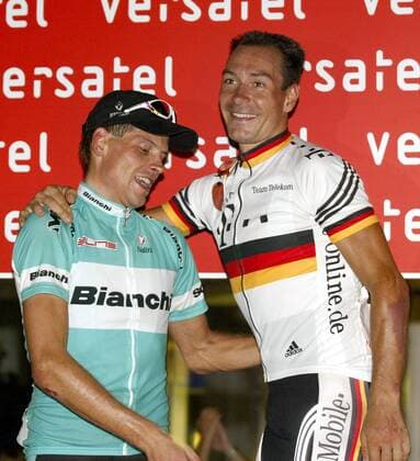 Sieger Erik Zabel (Deutschland Team Telekom, re.) im Trikot des deutsche Meisters und der zweitplazierte Jan Ullrich (Deutschland Bianchi) sind nach wie vor beste Freunde Radsport Herren Versatel Classic 2003, Straßenradsport, Straße, Rad Gruppe Dortmund Harmonie, Freude,