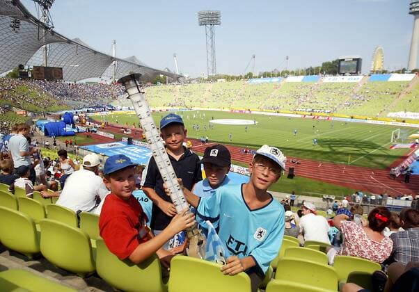 Junge 1860-Fans messen im Münchner Olympiastadion Hitze werte von knapp 40 Grad Celsius Fußball 1. BL Herren Saison 2003 2004, TSV 1860 München Totale München