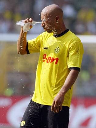 Leonardo Dede (BVB) kühlt sich wegen der großen Hitze mit Wasser ab Fußball 1. BL Herren Saison 2003 2004, Borussia Dortmund Einzelbild Dortmund