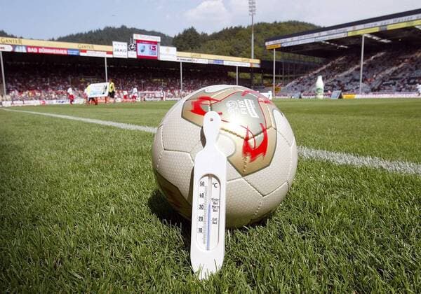 Heiß auf Fußball - Die Hitzewelle in Deutschland sorgt auch auf dem Fußballrasen für hohe Temperaturen Fußball 1. BL Herren Saison 2003 2004, Messung, messen, Temperaturmessung Einzelbild Fußballfieber Freiburg