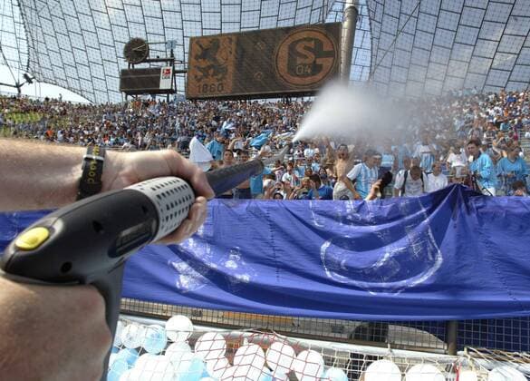Die Fans von 1860 freuen sich bei den hohen Temperaturen über eine Abkühlung aus dem Wasserstrahler Fußball 1. BL Herren Saison 2003 2004, TSV 1860 München, Vdig Totale München