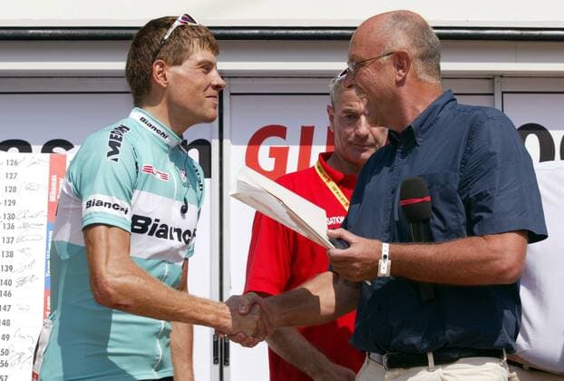 Jan Ullrich (Deutschland Bianchi) erhält von Dr. Hans-Joachim Klein, Präsident der Deutschen Olympischen Gesellschaft, den Fair-play-Preis 2003 für sein sportliches Verhalten bei der Tour de France Radsport Herren 6. Internationaler SparkassenGiro Bochum 2003, Straße, Rad, Straßenradsport Gruppe Bochum