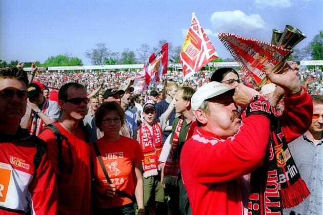 Die Unioner Fans feiern den Aufstieg und blasen schon mal kräftig in die Tröte Fußball Herren Regionalliga Nord 2000 2001, 3. Liga, 1. FC Union Berlin Totale Berlin Freude, Begeisterung,