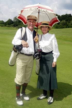 Ex-Fußballprofi Franz Roth mit seiner Ehefrau Inka (beide Deutschland) Golf Herren Golf History Cup 2003, Prominentengolf, Golf, Golfen, Freizeitgolf, Hobby, Vdig Gruppe München Freude,