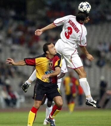 Arif Erdem (li., Galatasaray) gegen Yordan Varbanov (ZSKA Sofia) Fußball EC 1 Herren Champions League Qualifikation 2003 2004, Galatasaray Istanbul - ZSKA Sofia 3:0, CSKA, Vdig Gruppe Istanbul Dynamik,