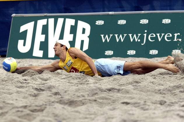 Markus Dieckmann (Moerser SC Deutschland) hechtet zur Ballannahme Beachvolleyball Herren Vodafone Masters 2003, Beach, Vdig Einzelbild Südstrand Burg auf Fehmarn Dynamik,