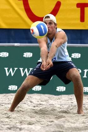 Florian Huth (TV Großwelzheim Deutschland) - Ballannahme Beachvolleyball Herren Vodafone Masters 2003, Beach, Vdig Einzelbild Südstrand Burg auf Fehmarn