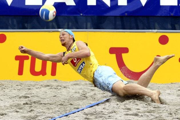 Jonas Reckermann (Moerser SC Deutschland) hechtet zur Ballannahme Beachvolleyball Herren Vodafone Masters 2003, Beach, Vdig Einzelbild Südstrand Burg auf Fehmarn Dynamik,