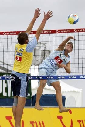 Julius Brink (re., TSV Bayer 04 Leverkusen) gegen Uwe Masurek (Berliner TSC beide Deutschland) Beachvolleyball Herren Vodafone Masters 2003, Beach, Vdig Gruppe Südstrand Burg auf Fehmarn Dynamik,