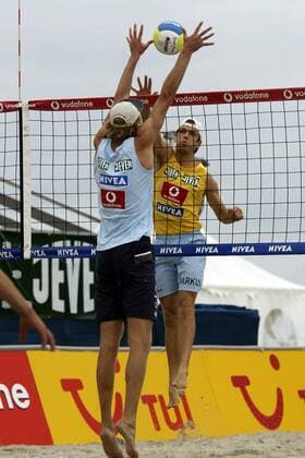 Markus Dieckmann (re., Moerser SC) gegen Sebastian Dollinger (VfR Grafing beide Deutschland) Beachvolleyball Herren Vodafone Masters 2003, Beach, Vdig Gruppe Südstrand Burg auf Fehmarn Dynamik,