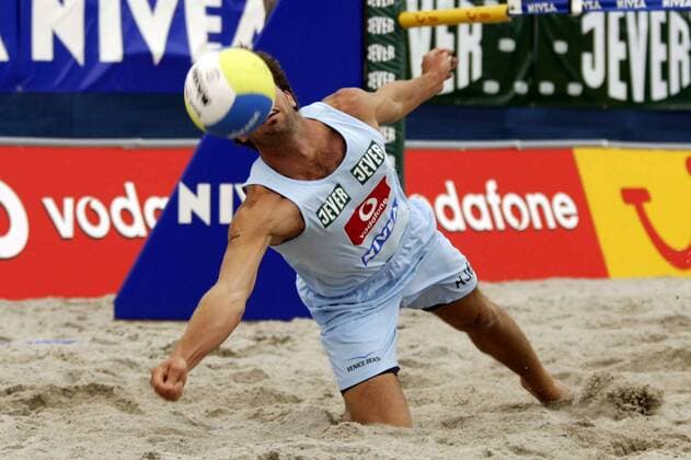 Kjell Schneider (FT Adler Kiel Deutschland) - Ballannahme Beachvolleyball Herren Vodafone Masters 2003, Beach, Vdig Einzelbild Südstrand Burg auf Fehmarn Dynamik,
