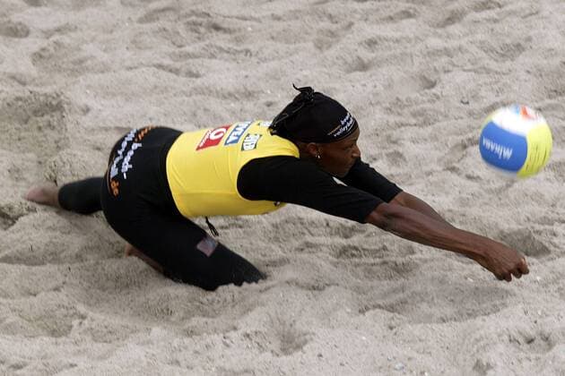 Tonya Williams (SSG Hamm Deutschland) hechtet zur Ballannahme Beachvolleyball Damen Vodafone Masters 2003, Beach Einzelbild Südstrand Burg auf Fehmarn Dynamik,