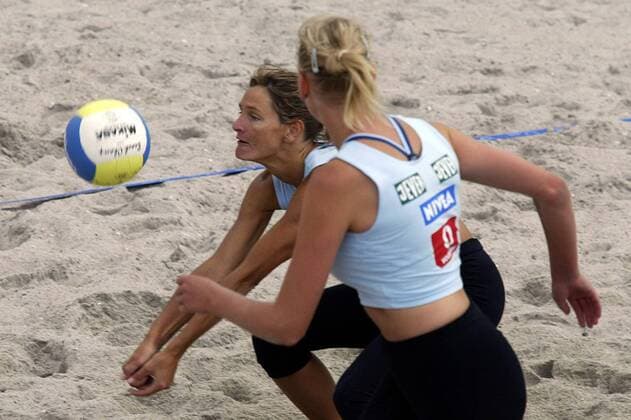 Delia Schultrich (Rot am See, hinten) und Reinink (USC Münster beide Deutschland) Beachvolleyball Damen Vodafone Masters 2003, Beach Gruppe Südstrand Burg auf Fehmarn