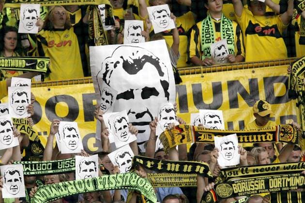 Dortmunder Fans trauern um ihr verstorbenes BVB-Idol Lothar Emmerich Fußball 1. BL Herren Saison 2003 2004, Borussia Dortmund Totale Dortmund
