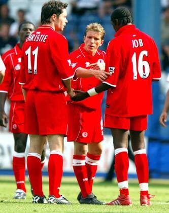 Malcolm Christie (li.) im Gespräch mit Juninho (Mitte) und Joseph-Desire Job (alle Middlesbrough) Fußball Herren English Premier League 2003 2004, 1. Englische Liga, FC Middlesbrough Gruppe London