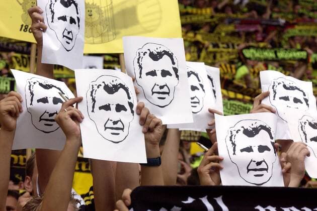 Dortmunder Fans trauern um ihr verstorbenes BVB-Idol Lothar Emmerich Fußball 1. BL Herren Saison 2003 2004, Borussia Dortmund, Vdig, Trauerfall, Gruppe Dortmund