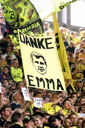 Die Dortmunder Fans trauern um ihr verstorbenes BVB-Idol Lothar Emmerich Fußball 1. BL Herren Saison 2003 2004, Borussia Dortmund, Vdig, Trauerfall, Tod, Totale Danke, Dank, Bedanken Dortmund