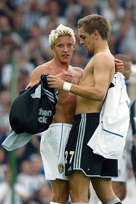 Alan Smith (li., Leeds) und Jonathan Woodgate (Newcastle) - Trikottausch Fußball Herren English Premier League 2003 2004, 1. Englische Liga, Leeds United - Newcastle United 2:2 Gruppe Leeds