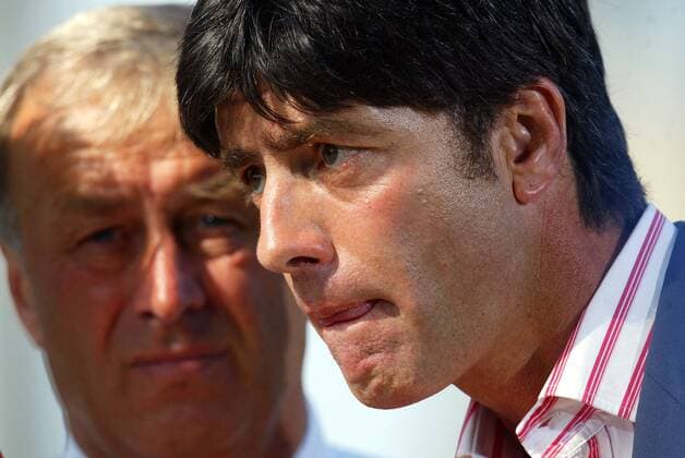 Trainer Joachim Löw (Austria, re.) im Blickfeld seines Trainerkollegen Hickersberger (Rapid) Fußball Herren tmobileBundesliga 2003 2004, 1. österreichische Liga, Rapid Wien - FK Austria Memphis Magna Wien 2:2 Porträt Wien