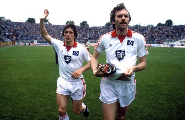 Allan Hansen (li.) und Jürgen Groh (beide HSV) - Schlußjubel Fußball 1. BL Herren DEUTSCHSPRACHIGE SPORTZEITSCHRIFTEN UND -ZEITUNGEN NUR NACH RÜCKSPRACHE, Saison 1982 1983 Gruppe Hamburg