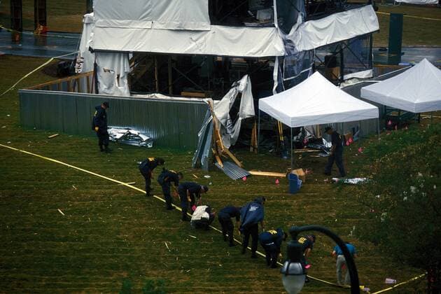 Nach dem Attentat bei den olympischen Spielen 1996 in Atlanta werden Spuren gesichert Leichtathletik OS Sommer Herren Olympische Sommerspiele 1996, Olympia, Olympiade, Spiele Totale Atlanta