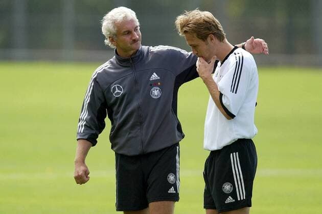 Teamchef Rudi Völler (li.) im Gespräch mit Andreas Hinkel (beide Deutschland) Fußball Herren Nationalmannschaftstraining 2003, Nationalmannschaft, Nationalteam, Nationaltrikot, Training, Gruppe Ruit bei Stuttgart