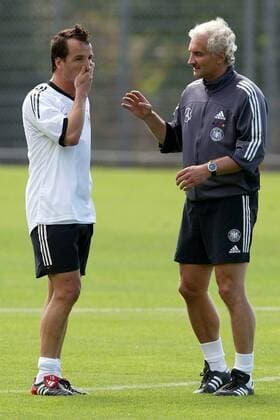 Teamchef Rudi Völler (re.) im Gespräch mit Jens Jeremies (beide Deutschland) Fußball Herren Nationalmannschaftstraining 2003, Nationalmannschaft, Nationalteam, Nationaltrikot, Training, Gruppe Ruit bei Stuttgart