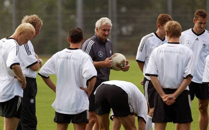 Teamchef Rudi Völler (Mitte, Deutschland) bei der Mannschaftsbesprechung Fußball Herren Nationalmannschaftstraining 2003, Nationalmannschaft, Nationalteam, Training, Gruppe Ruit bei Stuttgart