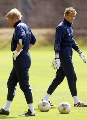Torwart Jens Lehmann (re.) und Konkurrent Oliver Kahn (beide Deutschland) gehen getrennte Wege Fußball Herren Nationalmannschaftstraining 2003, Nationalmannschaft, Nationalteam, Training, Gruppe Ruit bei Stuttgart
