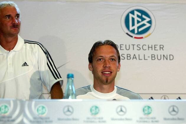 Andreas Hinkel während der Pressekonferenz, dahinter Teamchef Völler (beide Deutschland) Fußball Herren Nationalmannschaft 2003, Nationalteam, PK, Pressetermin, Gruppe Ruit bei Stuttgart