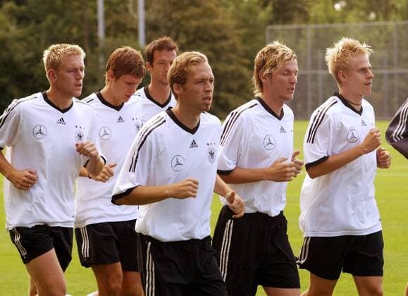 Lauftraining, v.li.: Christian Rahn, Sebastian Kehl, Bobic, Andreas Hinkel, Benjamin Lauth, Tobias Rau (alle Deutschland) Fußball Herren Nationalmannschaftstraining 2003, Nationalmannschaft, Nationalteam, Training, Nationaltrikot, Gruppe Ruit bei Stuttgart