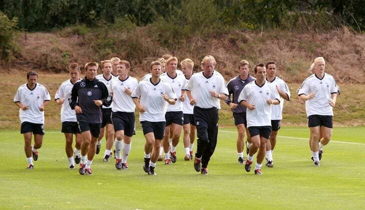 Nationalmannschaftstraining, Schneider, Wörns, Co-Trainer Rutemöller und Jeremies führen die deutsche Nationalmannschaft beim Lauftraining an Fußball Herren Nationalmannschaftstraining 2003, Nationalmannschaft, Nationalteam, Training, Nationaltrikot, Totale Ruit bei Stuttgart